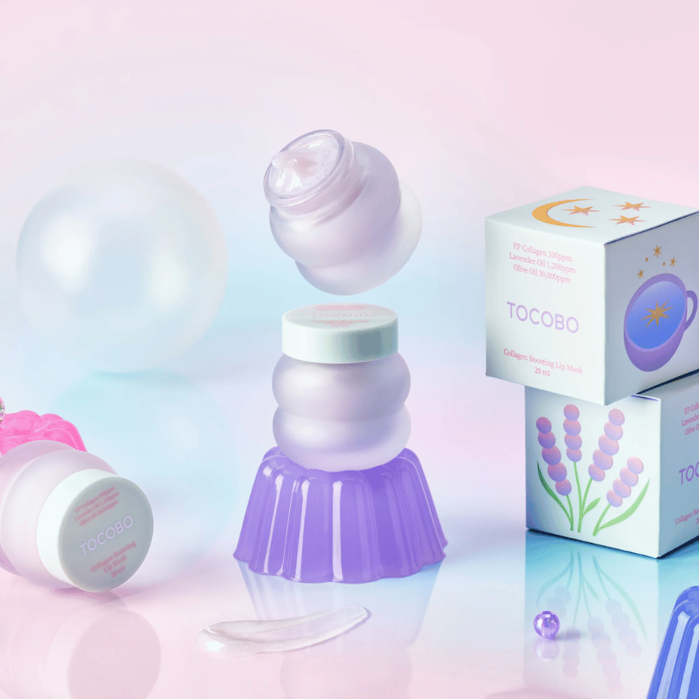 Diversi barattoli di TOCOBO Collagen Boosting Lip Mask con sfondo fantasioso in colori pastello.