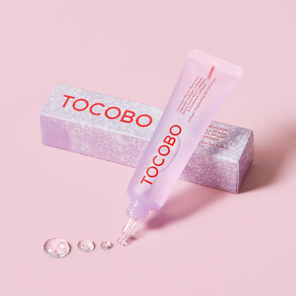 L'immagine mostra un prodotto da TOCOBO, che è un "Collagen Brightening Eye Gel Cream". La confezione è rosa con un gel trasparente che esce dal tubetto. Il prodotto sembra essere destinato a illuminare e idratare l'area intorno agli occhi.