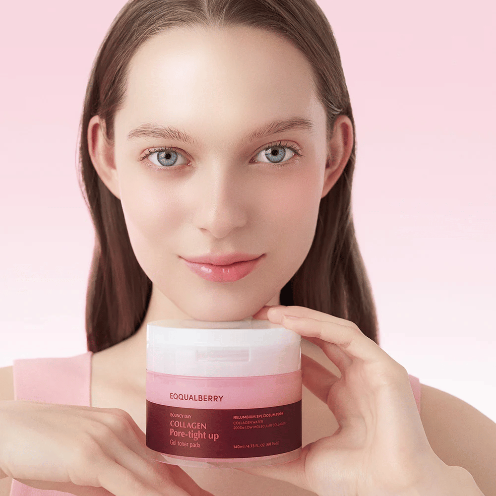 Una donna tiene un barattolo Collagen Pore-Tight Up Gel Toner Pads, con uno sfondo rosa e un sorriso. Il barattolo è etichettato con il nome del prodotto e contiene dischetti tonici per migliorare la compattezza della pelle e ridurre la dimensione dei pori.