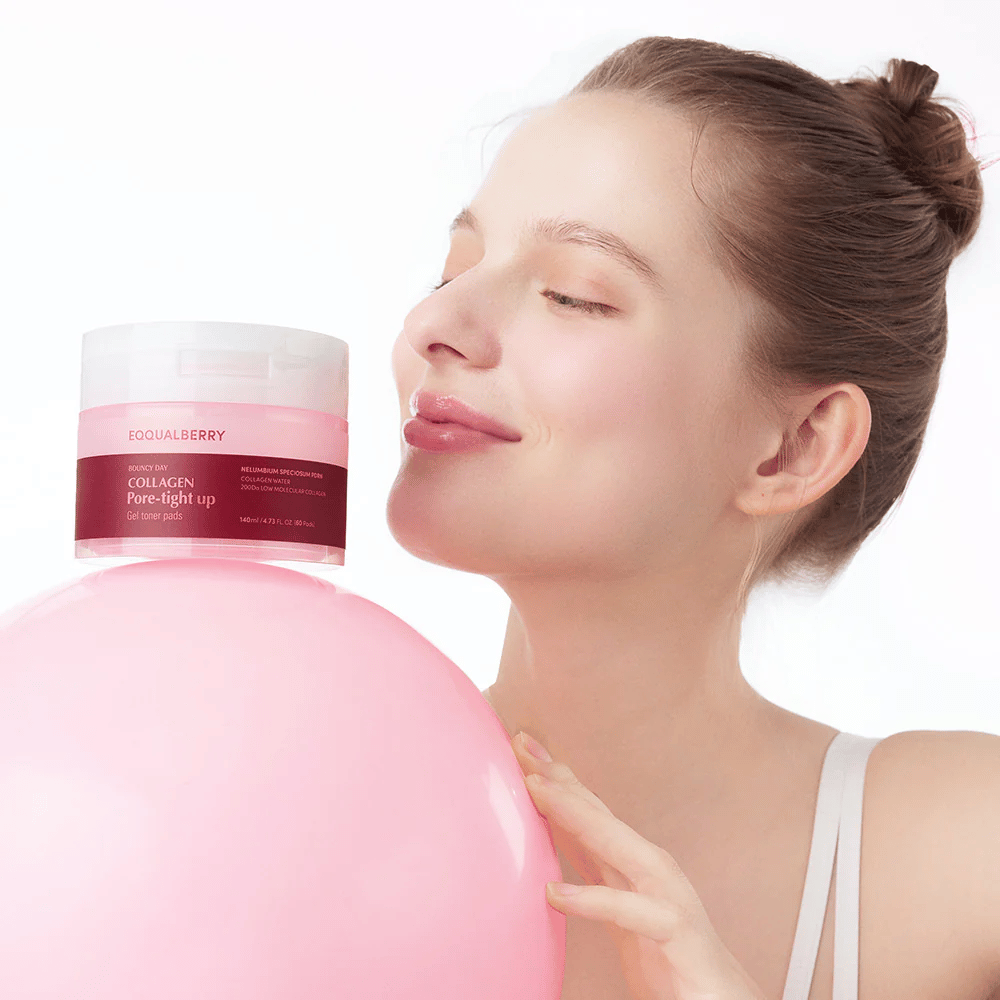 Una donna sta con una palla rosa e un barattolo Collagen Pore-Tight Up Gel Toner Pads, mentre sorride e tiene il barattolo vicino al suo viso. Il barattolo è etichettato con il nome del prodotto e contiene dischetti tonici che aiuta a rassodare la pelle e ridurre la dimensione dei pori.