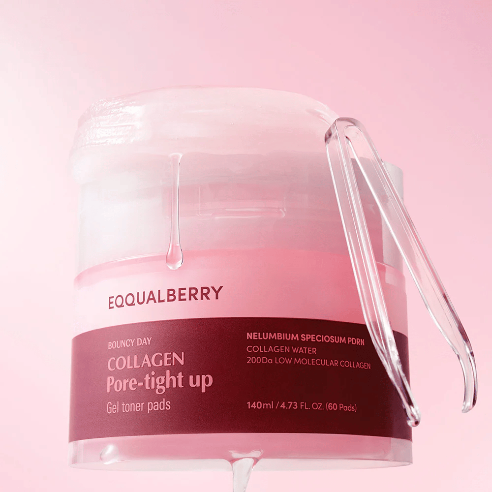 Una confezione di Collagen Pore-Tight Up Gel Toner Pads, con una tonalità rosa e ingredienti attivi come collagene e Nelumbium Speciosum. Il prodotto mostra come il gel della maschera gocciola dal bordo del barattolo.