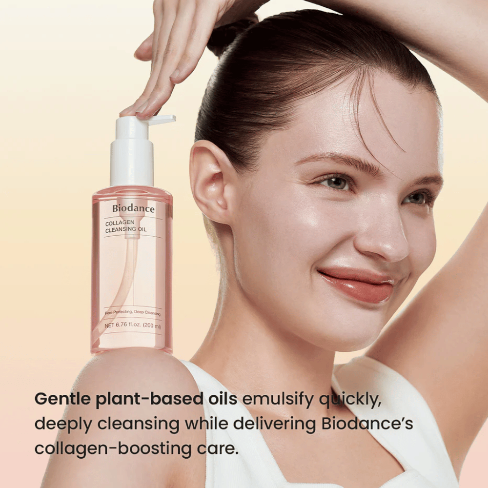 Donna sorridente con pelle luminosa utilizza Biodance Collagen Cleansing Oil. Il prodotto è chiaramente visibile con testo su oli vegetali e pulizia che supporta il collagene.