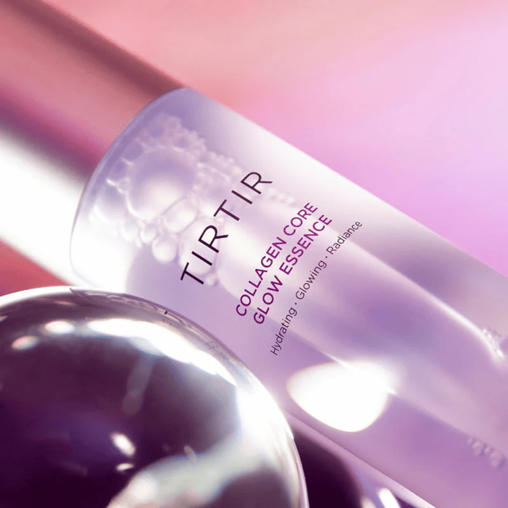 Primo piano di TIRTIR Collagen Core Glow Essence – essence illuminante in una bottiglia viola elegante con focus sull'idratazione e il naturale splendore della pelle.