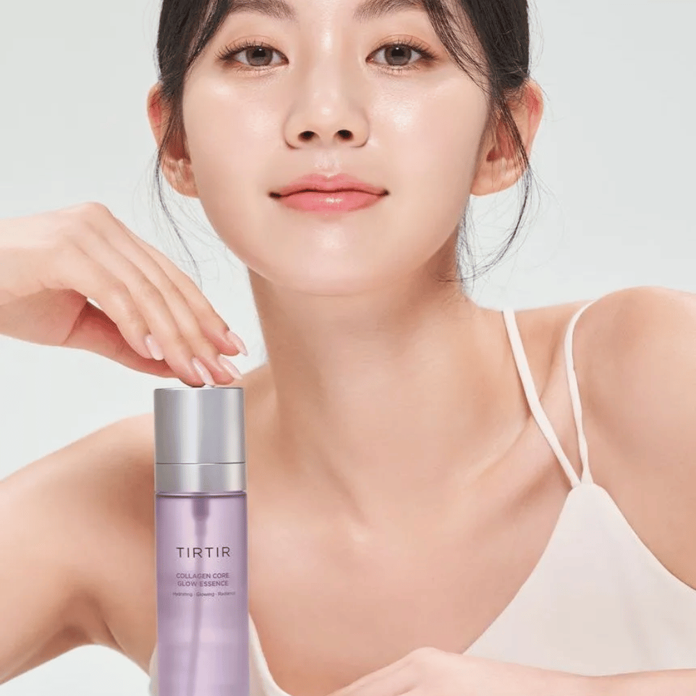 Donna con pelle radiosa posa con TIRTIR Collagen Core Glow Essence – un essence illuminante per una pelle più tonica e idratata.
