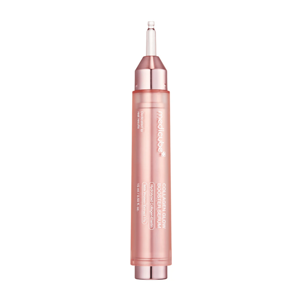Medicube Collagen Glow Booster Serum è un prodotto avanzato per la cura della pelle progettato per migliorare la luminosità e l'elasticità della pelle. La confezione è elegante in rosa, il che evidenzia l'obiettivo del siero di donare alla pelle un aspetto giovanile e radioso.