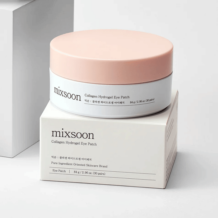 Immagine di Mixsoon Collagen Hydrogel Eye Patch. Il barattolo è rosa e bianco e contiene 84 g di patch per occhi al collagene. Si trova su una confezione bianca con testo che descrive il prodotto e il suo contenuto. Il design è elegante e moderno, perfetto per la cura degli occhi.