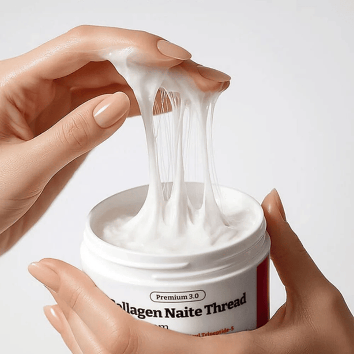 Primo piano di MEDIPEEL Collagen Naite Thread Neck Cream Premium 3.0 che mostra la consistenza cremosa, elastica con collagene che fornisce idratazione intensa e pelle più soda su collo e linea della mascella.