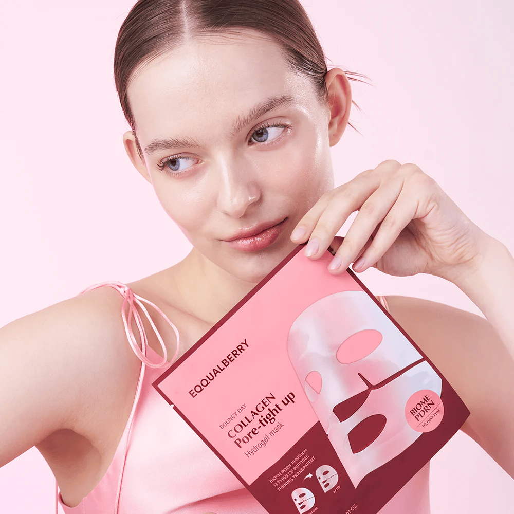 Una donna tiene un pacchetto con la maschera facciale Collagen Pore-tight Up Hydrogel Mask davanti a sé, mentre guarda di lato con una pelle naturale e fresca.