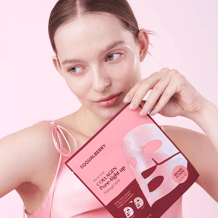 En kvinna håller ett paket med ansiktsmasken Collagen Pore-tight Up Hydrogel Mask framför sig, medan hon tittar åt sidan med en naturlig, fräsch hud.