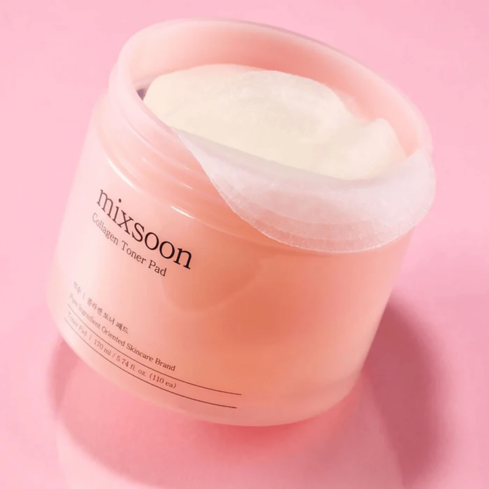 Mixsoon Collagen Toner Pad con 110 pad in un barattolo rosa, fotografato su uno sfondo rosa.