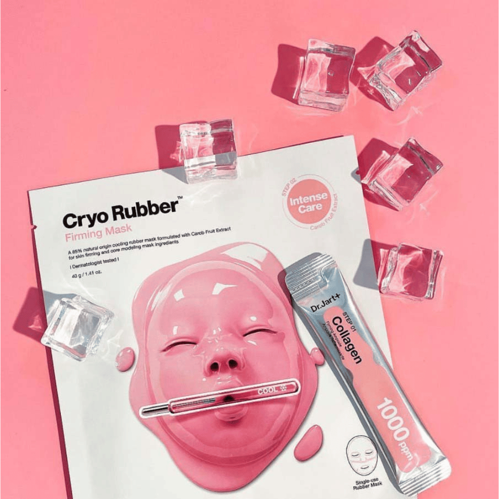 Un'immagine del prodotto Dr.Jart+ della maschera Cryo Rubber™ Firming circondata da cubetti di ghiaccio su uno sfondo rosa, insieme a un tubetto con l'etichetta "Collagen 1000 ppm".