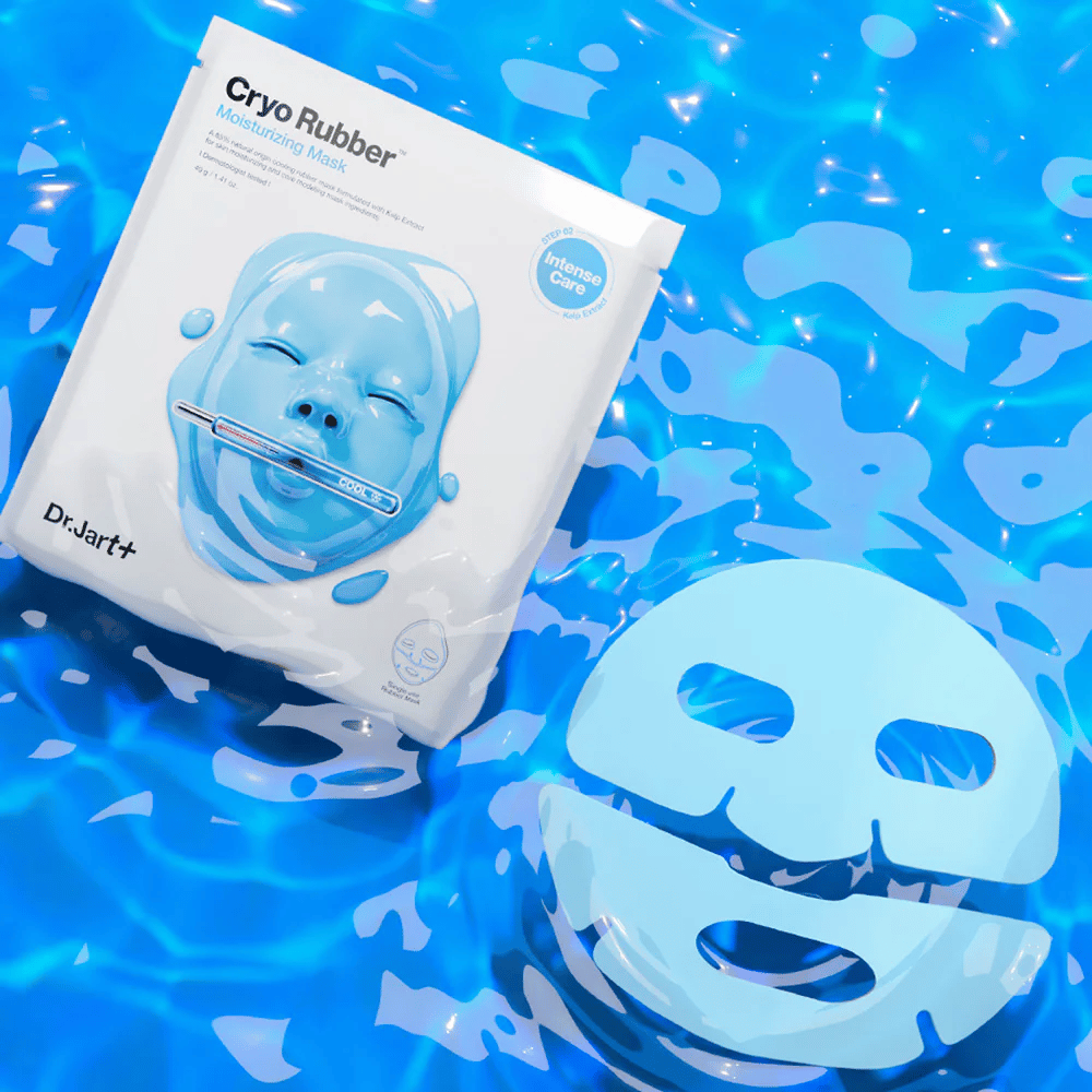 Dr.Jart+ Cryo Rubber Moisturizing Mask in confezione blu si trova sulla superficie dell'acqua insieme alla maschera in gomma blu. Il prodotto è evidenziato come trattamento idratante intensivo.