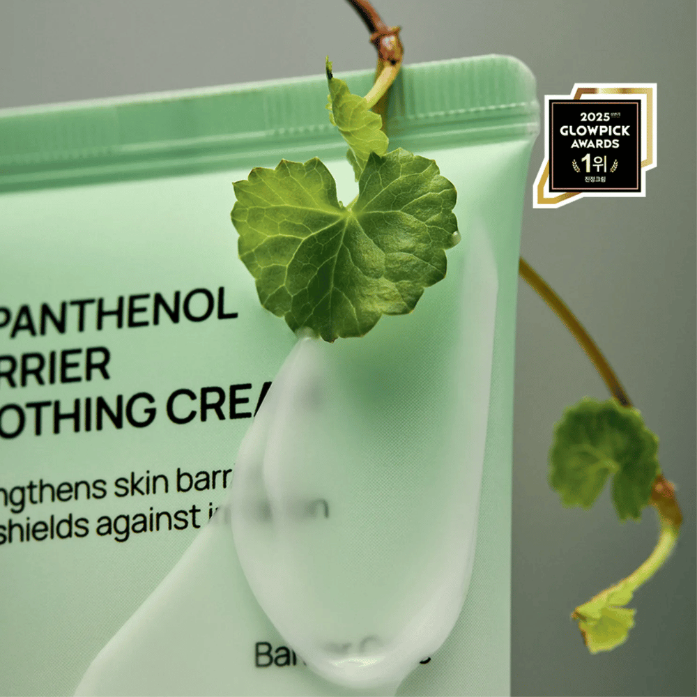 Jumiso D-Panthenol Barrier Soothing Cream con crema e pianta verde, mette in risalto gli ingredienti naturali.