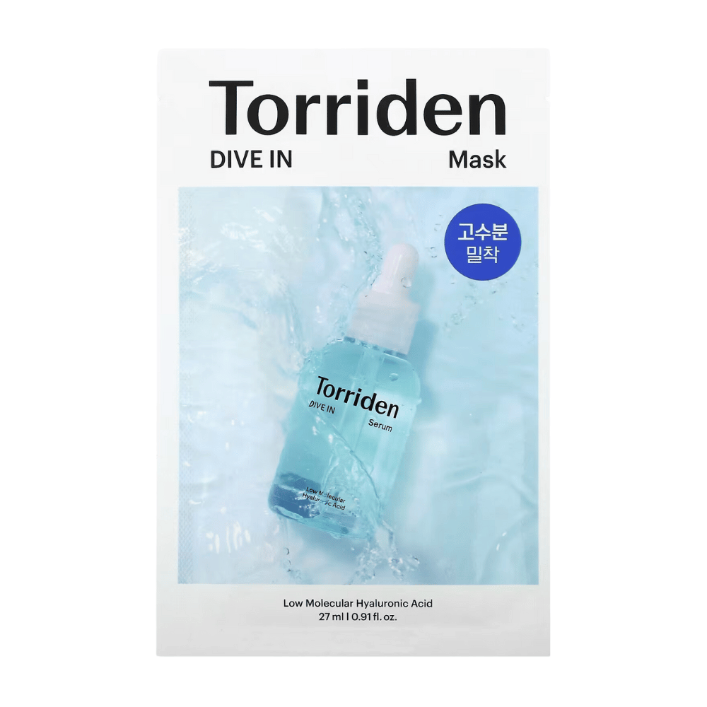 Confezione di "Torriden Dive In Mask" con acido ialuronico, sfondo d'acqua.