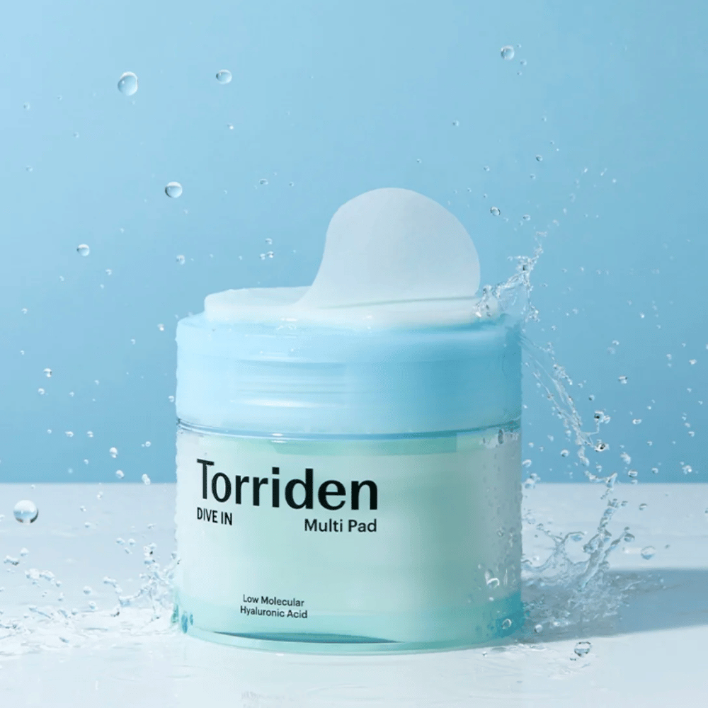 Torriden "DIVE IN Multi Pad" con gocce d'acqua nell'aria su sfondo blu.