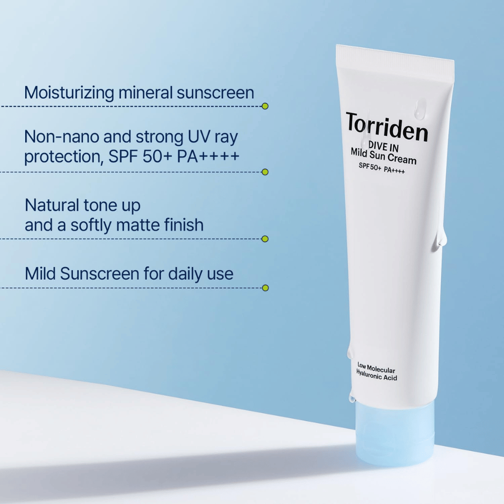 Un tubetto della crema solare è in piedi su uno sfondo azzurro chiaro con testo che descrive caratteristiche come SPF 50+, idratazione e uso quotidiano.