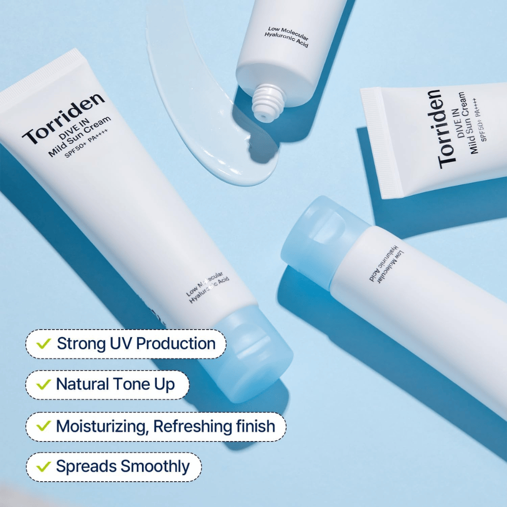 Più tubetti di Torriden DIVE-IN Mild Sun Cream sono sparsi su uno sfondo blu con un po' di prodotto spalmato. Il testo evidenzia benefici come protezione UV, idratazione e applicazione uniforme.
