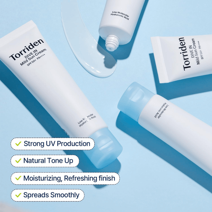 Più tubetti di Torriden DIVE-IN Mild Sun Cream sono sparsi su uno sfondo blu con un po' di prodotto spalmato. Il testo evidenzia benefici come protezione UV, idratazione e applicazione uniforme.