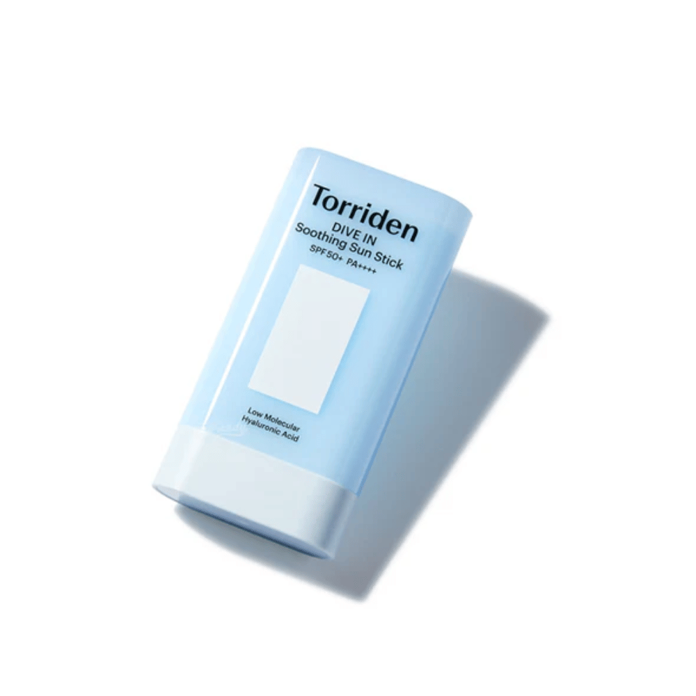Torriden DIVE IN Soothing Sun Stick SPF50+ PA++++ fotografato ad angolazione che mette in risalto il design compatto e pratico.