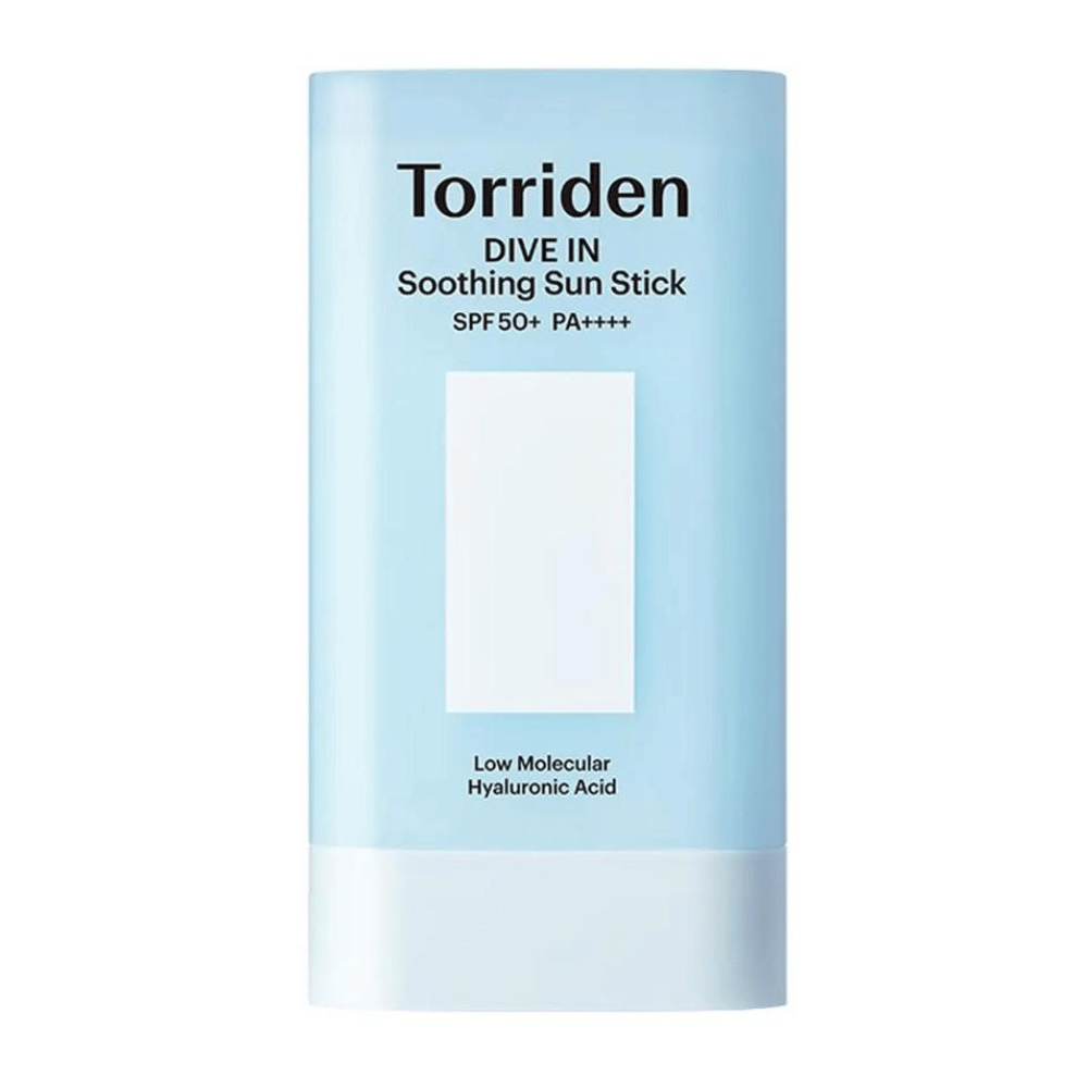 Torriden DIVE IN Soothing Sun Stick SPF50+ PA++++ con acido ialuronico a basso peso molecolare in confezione azzurra su sfondo neutro.
