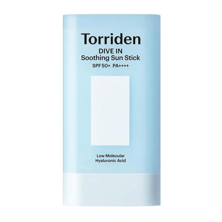 Torriden DIVE IN Soothing Sun Stick SPF50+ PA++++ con acido ialuronico a basso peso molecolare in confezione azzurra su sfondo neutro.