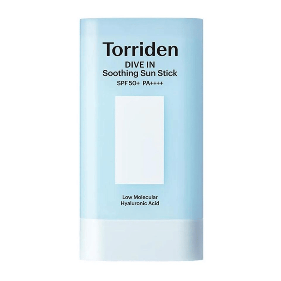 Torriden DIVE IN Soothing Sun Stick SPF50+ PA++++ con acido ialuronico a basso peso molecolare in confezione azzurra su sfondo neutro.