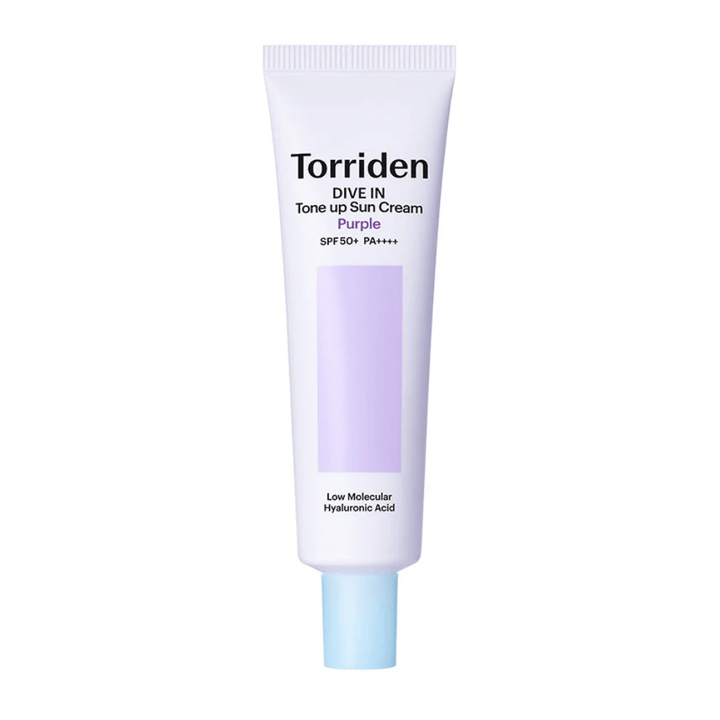 Torriden DIVE IN Tone Up Sun Cream Purple SPF50+ PA++++ in tubo bianco e viola con acido ialuronico a basso peso molecolare su sfondo neutro.