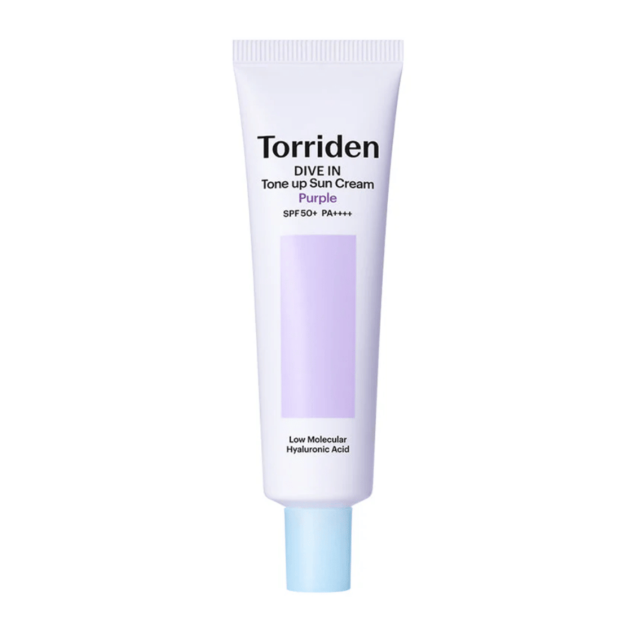 Torriden DIVE IN Tone Up Sun Cream Purple SPF50+ PA++++ in tubo bianco e viola con acido ialuronico a basso peso molecolare su sfondo neutro.