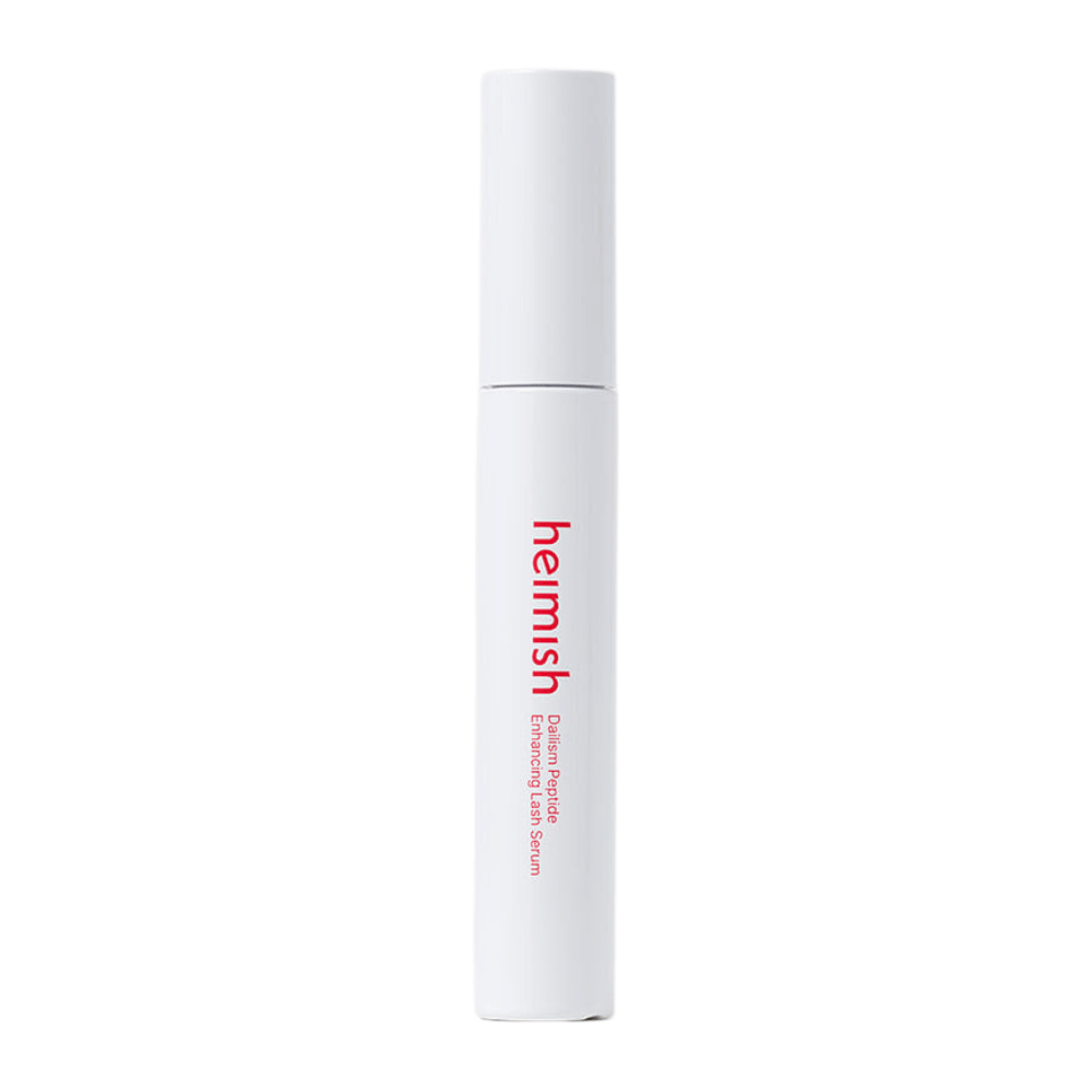 Immagine del prodotto di Heimish Dailism Peptide Enhancing Lash Serum su uno sfondo chiaro. Il siero curativo per le ciglia è presentato in una confezione bianca elegante con focus sulla cura quotidiana e sull'effetto rinforzante per le ciglia.