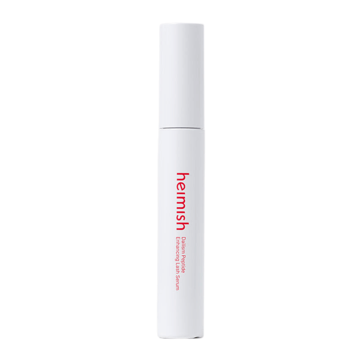 Immagine del prodotto di Heimish Dailism Peptide Enhancing Lash Serum su uno sfondo chiaro. Il siero curativo per le ciglia è presentato in una confezione bianca elegante con focus sulla cura quotidiana e sull'effetto rinforzante per le ciglia.