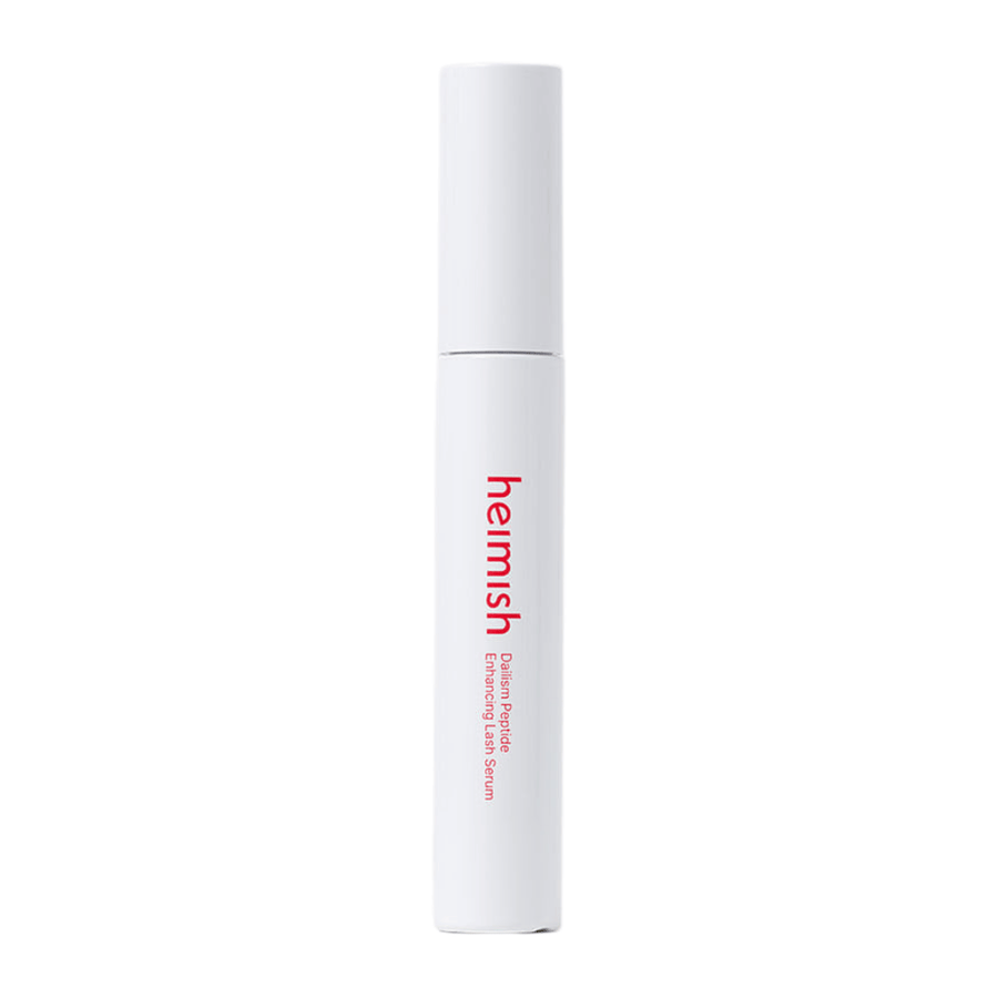 Immagine del prodotto di Heimish Dailism Peptide Enhancing Lash Serum su uno sfondo chiaro. Il siero curativo per le ciglia è presentato in una confezione bianca elegante con focus sulla cura quotidiana e sull'effetto rinforzante per le ciglia.