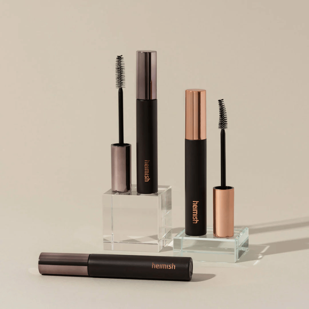 Heimish Dailism Smudge Stop Mascara con spazzole visibili che mostrano la differenza tra spazzola volumizzante e arricciante.