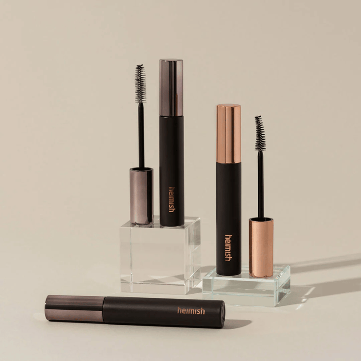 Heimish Dailism Smudge Stop Mascara con spazzole visibili che mostrano la differenza tra spazzola volumizzante e arricciante.
