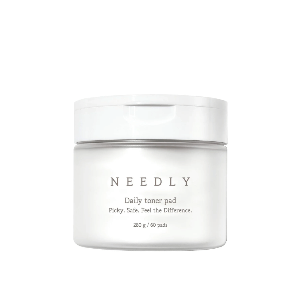 Un barattolo bianco con Needly Daily Tonico viso Pad. La confezione ha un testo minimalista che descrive il prodotto e contiene 280 g, corrispondenti a 60 dischetti tonificanti. Il testo recita 'Picky. Safe. Feel the Difference.