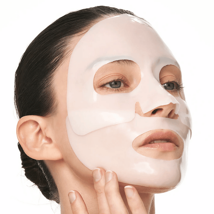 Kvinna med Sungboon Editor Deep Collagen Power Boosting Mask i hydrogel, en återfuktande sheet mask som stärker hudens elasticitet.