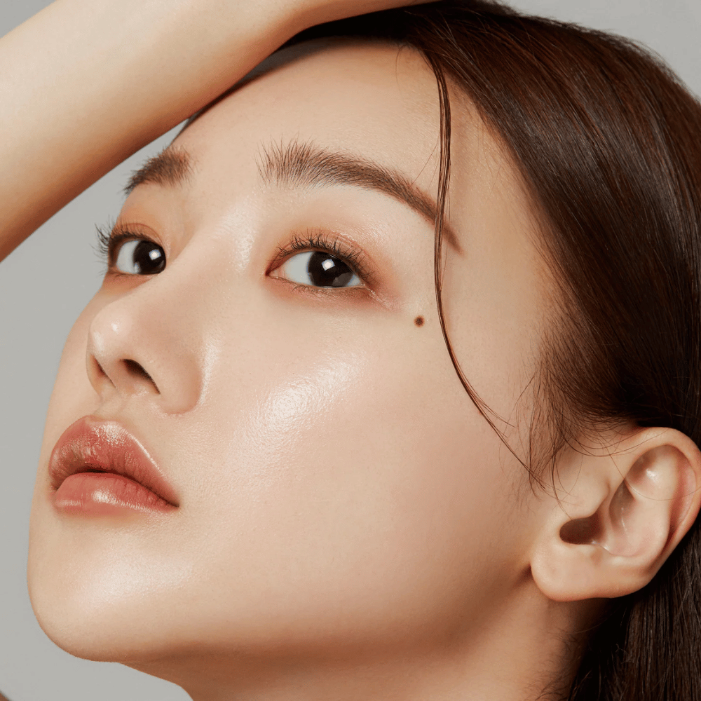 Primo piano su pelle luminosa – il risultato di Medicube Deep Lifting Peptide Eye Cream che rafforza l'elasticità della pelle e idrata.