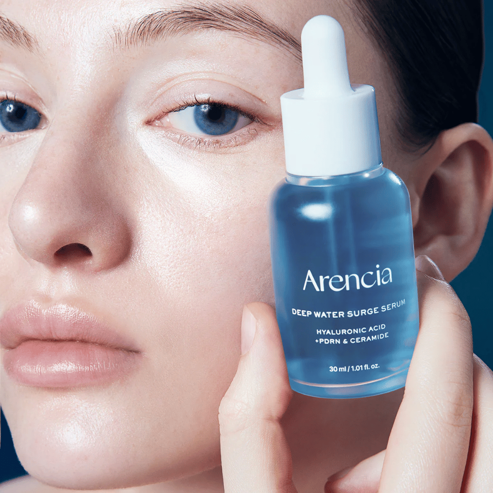 Modello applica Arencia Deep Water Surge Serum – siero idratante coreano con acido ialuronico, PDRN e ceramidi che calma la pelle sensibile e rinforza la barriera cutanea.