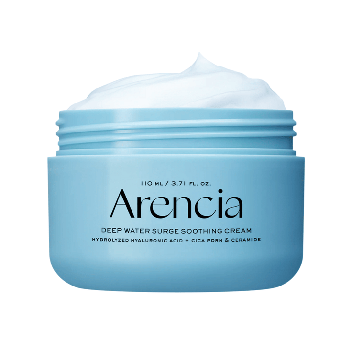 Primo piano di Arencia Deep Water Surge Soothing Cream che mostra la consistenza morbida e rinfrescante della crema per un'idratazione profonda della pelle secca e sensibile.