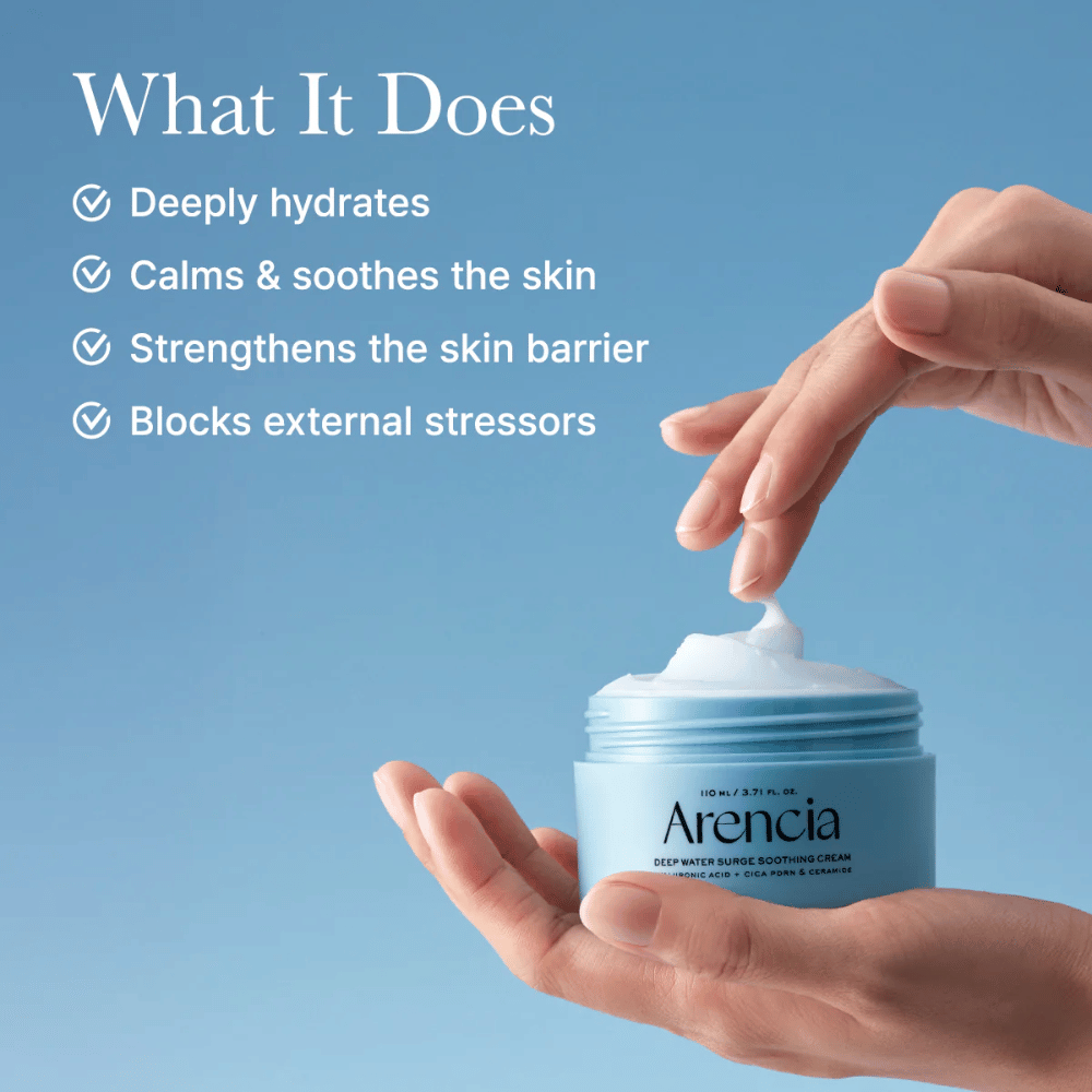 Applicazione di Arencia Deep Water Surge Soothing Cream – crema gel leggera con acido ialuronico e ceramidi che si assorbe rapidamente senza risultare appiccicosa.