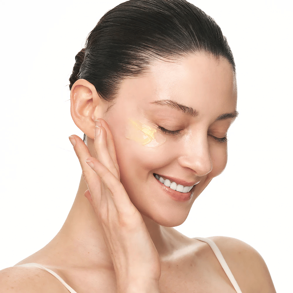 Persona massaggia Sungboon Editor Deep Collagen Retinol Capsule Cream sulla guancia. Il prodotto dona luminosità, compattezza e idratazione duratura.