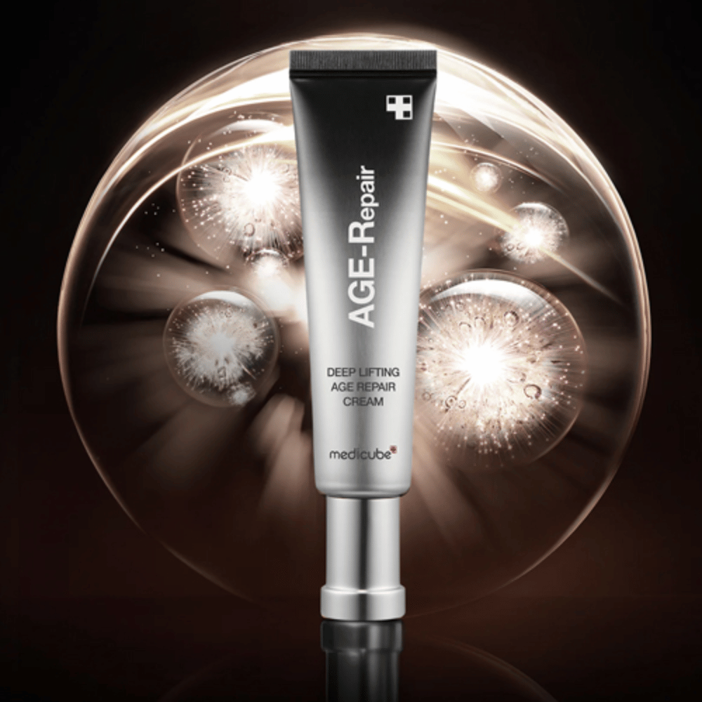 Medicube Deep Lifting Age Repair Cream in tubo d'argento su sfondo con effetti di luce, simboleggia anti-invecchiamento e rinnovamento della pelle.