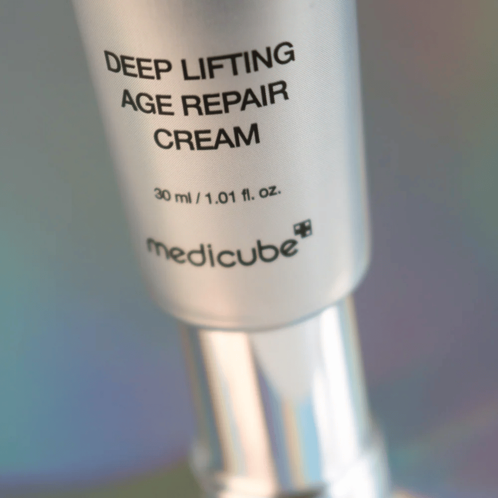 Primo piano di Medicube Deep Lifting Age Repair Cream in confezione argento, 30 ml.