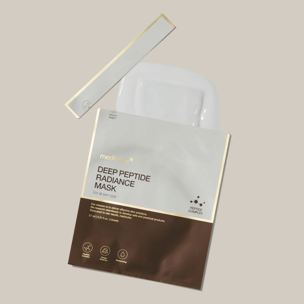 Medicube Deep Peptide Radiance Mask in confezione aperta con sheet mask visibile, presentazione liquida su sfondo neutro.