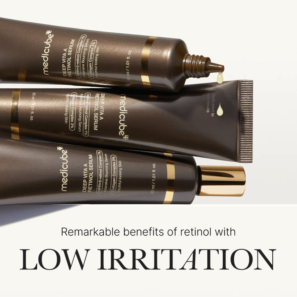 Tre tubi di Medicube Deep Vita A Retinol Serum con gocce di siero, evidenziano i benefici del retinolo con bassa irritazione.