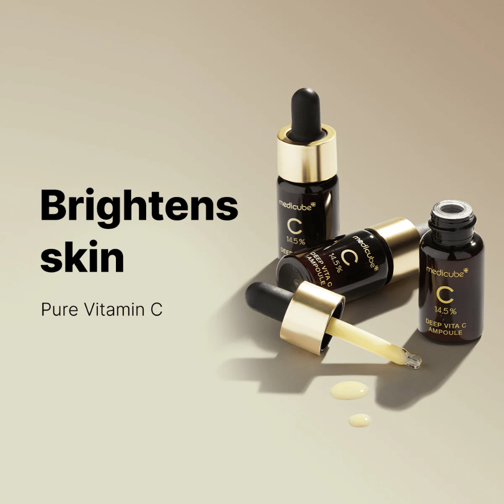 Medicube Deep Vita C Ampoule con il 14,5% di vitamina C, mostrato in eleganti flaconi con pipette dorate. Il prodotto è progettato per illuminare il tono della pelle e dare una carnagione radiosa. Il testo "Illumina la pelle" e "Vitamina C pura" rafforzano il messaggio.
