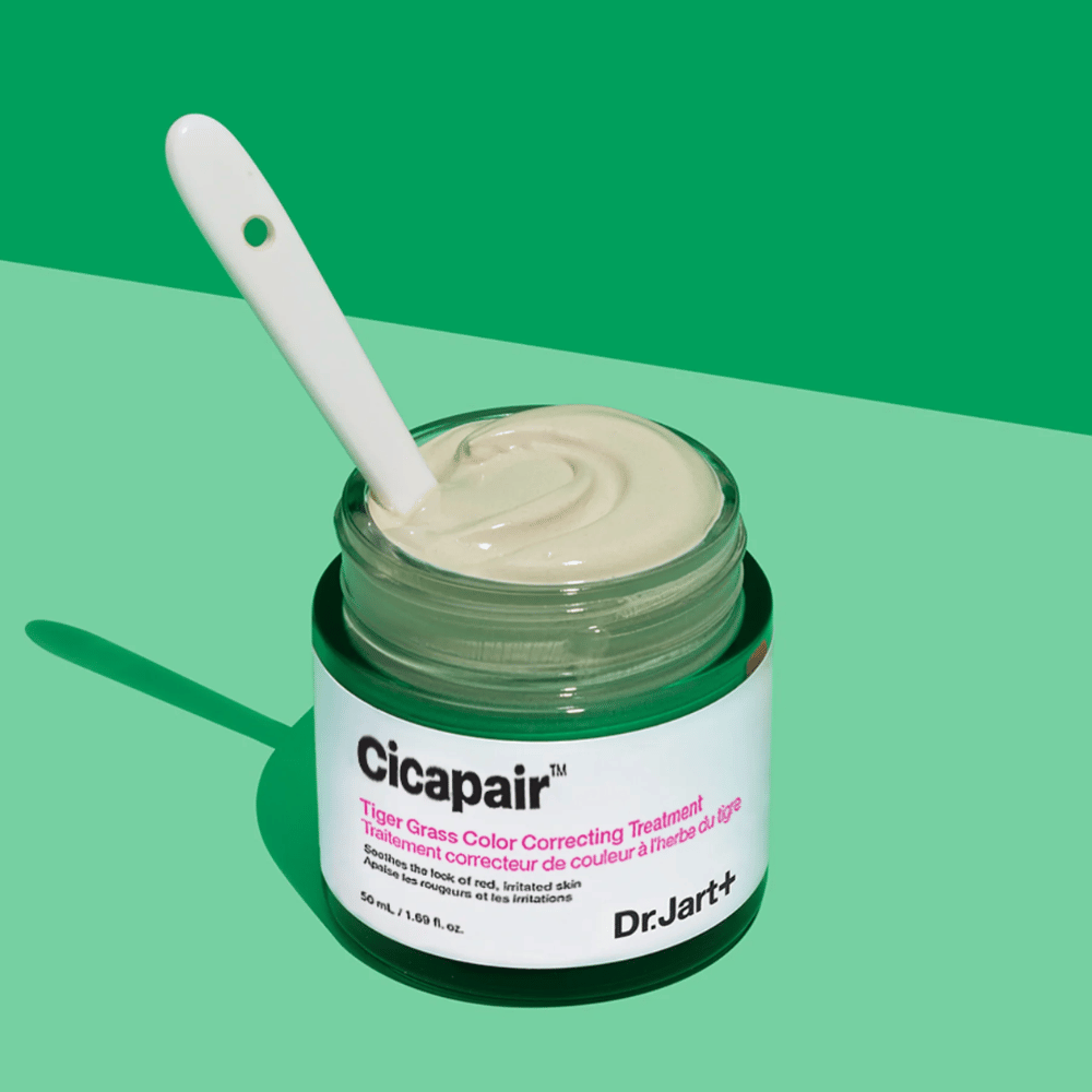 Un barattolo Cicapair Tiger Grass Color Correcting Treatment 50ml di Dr Jart+ su sfondo verde.
