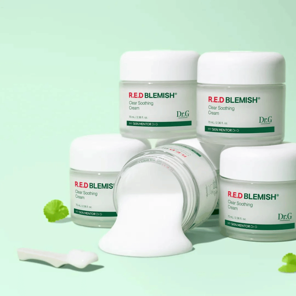 Dr.G R.E.D Blemish Clear Soothing Cream offre idratazione intensa e sollievo per la pelle sensibile. La formula con Centella Asiatica e acido ialuronico rafforza la barriera cutanea e riduce l'irritazione. Perfetta per l'uso quotidiano per un incarnato equilibrato e chiaro.