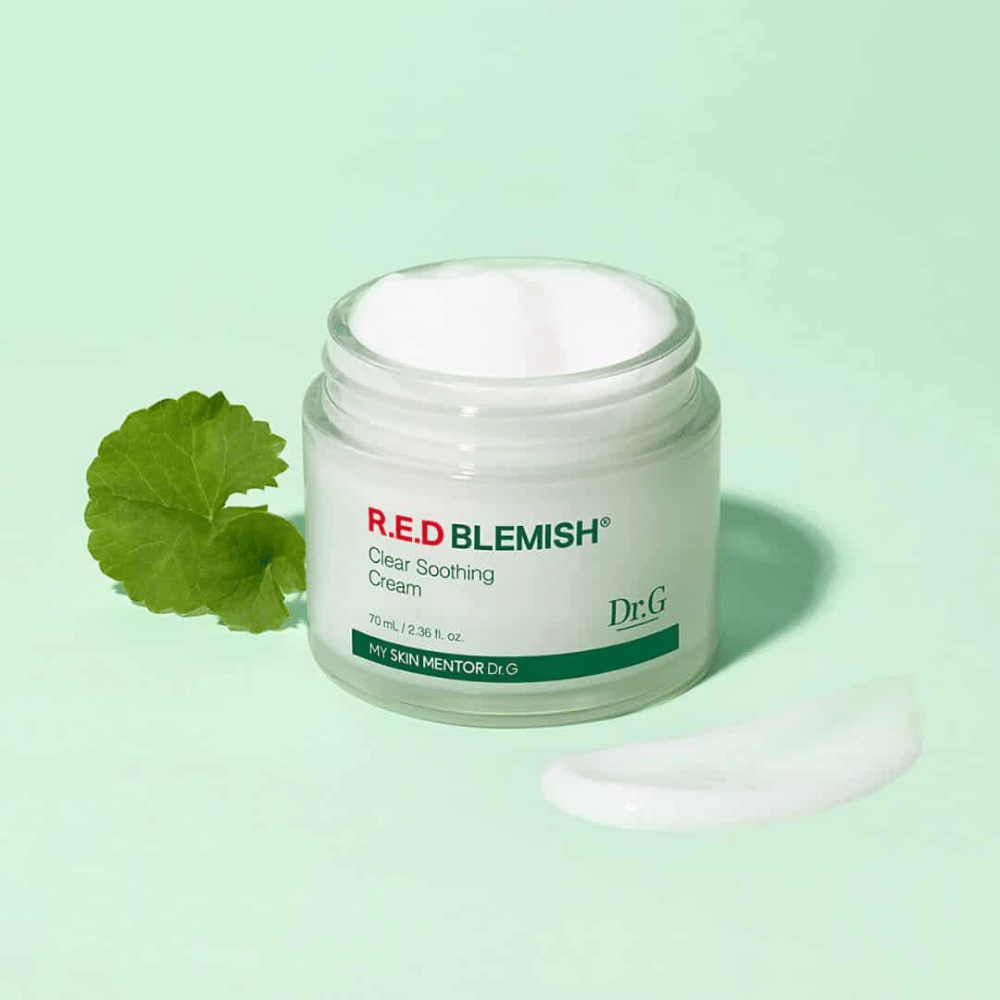 Dr.G R.E.D Blemish Clear Soothing Cream calma e idrata la pelle sensibile. Arricchita con Centella Asiatica e acido ialuronico, rafforza la barriera cutanea e riduce i rossori. Perfetta per la cura quotidiana per una pelle equilibrata e chiara.