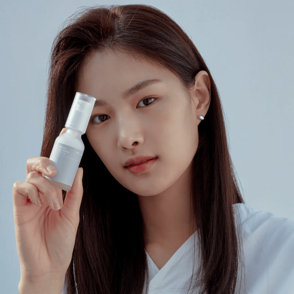 Modello tiene Celimax Dual Barrier Boosting Serum, cura della pelle coreana che rafforza la barriera cutanea e calma la pelle sensibile.