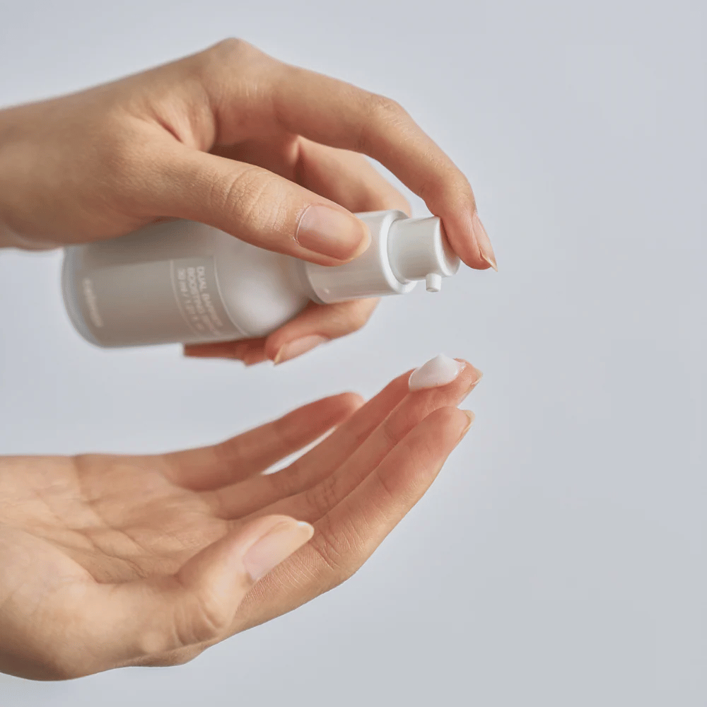 Celimax Dual Barrier Boosting Serum pompato nella mano, texture leggera del siero per la cura quotidiana della pelle e riparazione della barriera.